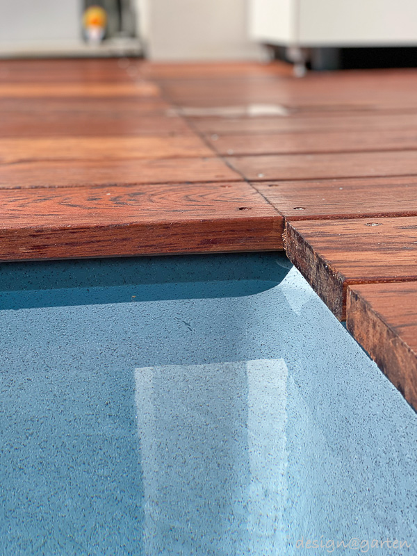 Holz Dielen als Umrandung für einen Pool